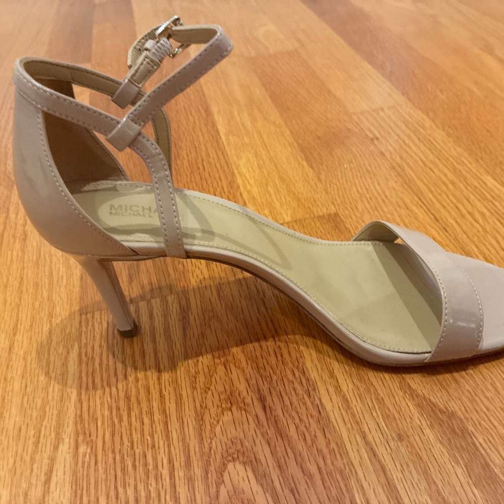 Michael kors open toe sandal great condition